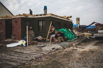 Vecinos de Moravská Nová Ves continúan con las labores de reconstrucción de sus casas un mes después del tornado de junio