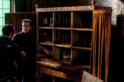 El director Guillem Morales, durante el rodaje de 'La casa de las miniaturas' en 2017.