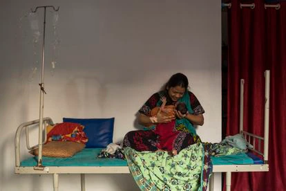 Tejashree habla con su hija recién nacida, Kartiki.