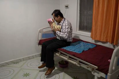 El doctor Rakh visita a Kartiki en su habitación.