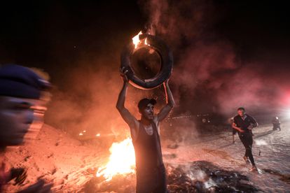Manifestantes palestinos, la noche del domingo en la frontera de Gaza con Israel.