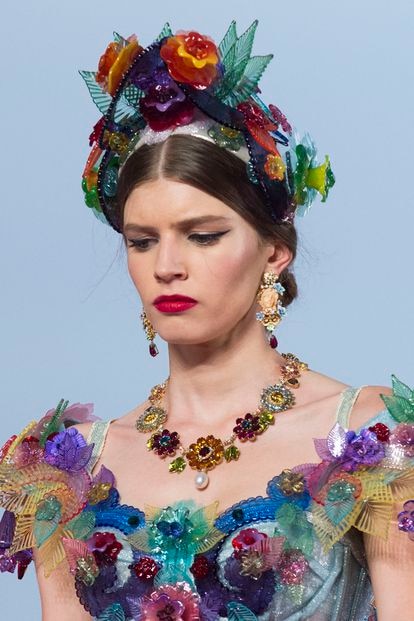 Durante Alta Moda, los clientes 'vip' invitados tienen la posibilidad de comprar lujosas piezas hechas a mano con precios entre las decenas y las centenas de miles de euros.