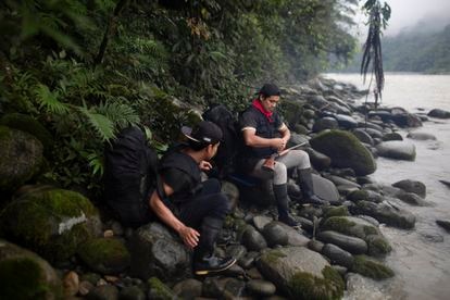 Para los cofanes, la selva es su ferretería, farmacia y supermercado. Este conocimiento sobre el sustento de la vida y la comunidad en el bosque se transmitió de sus ancestros y, por lo tanto, el proceso de mapeo también es una forma importante de preservar este conocimiento para las generaciones futuras. Pincha en la imagen para ver la fotogalería completa.