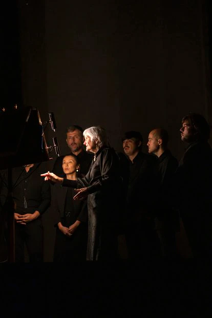 La veteranísima Rebecca Stewart y su grupo Cantus Modalis cantando en la penumbra del ábside de la Pieterskerk el pasado viernes por la noche.