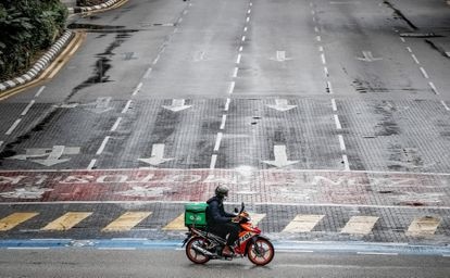 Un repartidor de comida en Kuala Lumpur, Malasia.