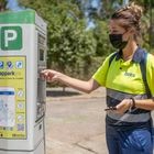 Sevilla/30-07-2021: Isabel Góngora, controladora en una zona azul de estacionamiento en Sevilla.FOTO: PACO PUENTES/EL PAIS