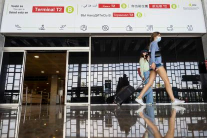 Pasajeros en el Aeropuerto de Barcelona-El Prat.