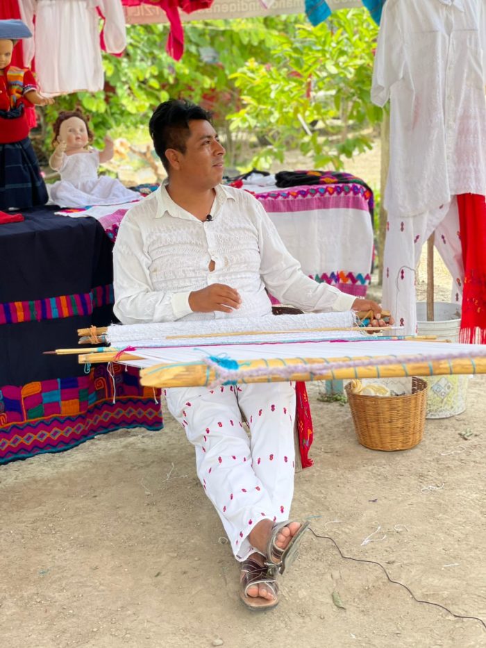 Alan y Mariano, tejedores indígenas que rompieron estereotipos de género