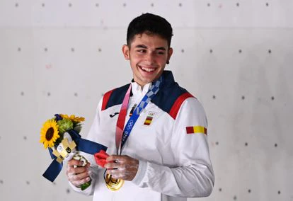 Alberto Ginés con la medalla de oro conseguida en los Juegos Olímpicos de Tokio 2020.