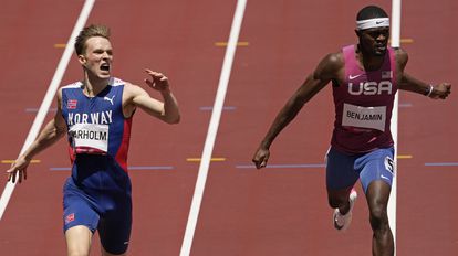 Rai Benjamin queda de segundo, tras Karsten Warholm, que estableció un nuevo récord mundial en la final de los 400m vallas.