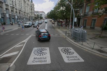 Señales informativas al comienzo de un tramo de Madrid Central, el pasado 31 de julio.