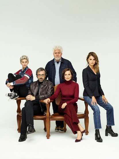Pedro Almodóvar y parte del reparto del filme Madres paralelas. De izquierda a derecha, Milena Smit, Israel Elejalde, Aitana Sánchez-Gijón y Penélope Cruz.