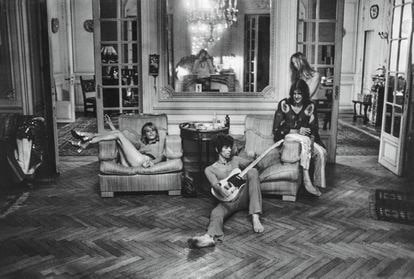 De izquierda a derecha: Anita Pallenberg, Keith Richards (con una guitarra de Eric Clapton), Gram Parsons y su acompañante Gretchen Burrell, en el salón de la casa, 1971.
