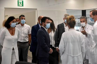 El presidente de la Generalitat, Pere Aragonès (c), y el consejero de Salud, Josep Maria Argimon (d), durante una visita institucional al Hospital de Sant Joan Despí.
