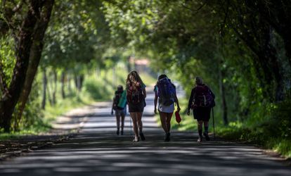 Un grupo de peregrinas durante una etapa del Camino de Santiago en Portomarín, este jueves.