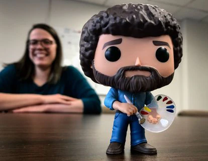 Una figura de juguete del icónico presentador.