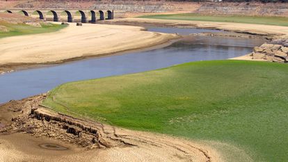 El vaciado del embalse de Ricobayo sobre el río Esla ha puesto en pie de guerra a una veintena de municipios que han llamado a las puertas de la Comisión Europea para reclamar a Iberdrola cambios en la gestión de la presa.
