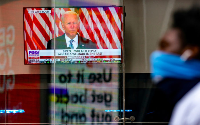 Cae aprobación de Biden al nivel más bajo en 7 meses después de la toma de poder de los talibanes