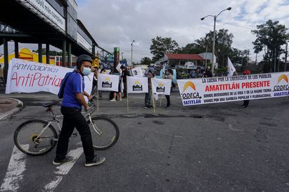 Integrantes de la Comisión de Desarrollo Campesino (CODECA) y la Asociación de Estudiantes Universitarios participan en un bloqueo de carreteras en la ciudad de Guatemala, el 9 de agosto de 2021.