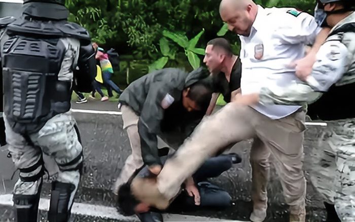 Captan a director y mando medio de estación migratoria mientras golpean a migrantes | Videos