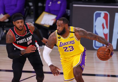 Carmelo Anthony, entonces en Portland, y LeBron James, en un partido de la NBA en agosto de 2020.