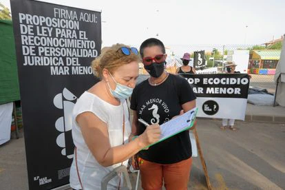Recogida de firmas para dar derechos propios al mar Menor este viernes en un mercadillo de la localidad de Mar de Cristal.