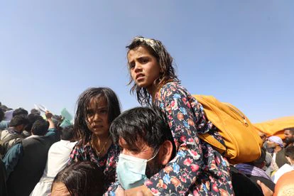 Un padre con sus hijas junto al aeropuerto, el jueves por la mañana. J. S.