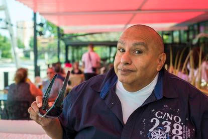 King África vive desde hace tiempo a caballo entre Valladolid y Puerto Banús, en Málaga.