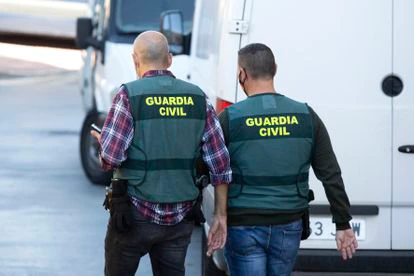 Dos agentes de la Guardia Civil, en El Rincón de la Victoria (Málaga).
