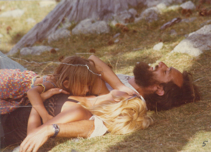 Lia de niña, la voz que narra la historia, entre sus padres.