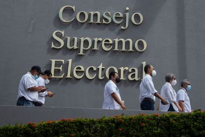 Miembros del partido Ciudadanos por la Libertad llegan al Consejo Supremo Electoral de Nicaragua, en mayo pasado.