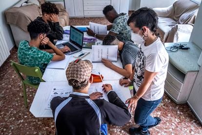 Menores inmigrantes tutelados en un piso de la Generalitat valenciana, el pasado junio.