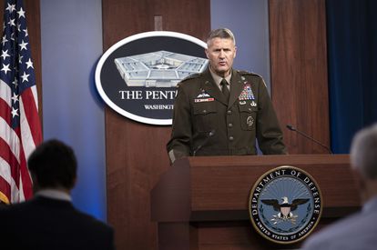 El general Hank Taylor, del Estado Mayor norteamericano, comparece en el Pentágono, Arlington.