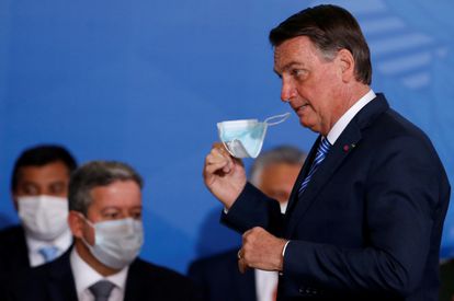 El presidente Bolsonaro se quita la mascarilla en la toma de posesión del ministro Ciro Nogueira este miércoles en Brasilia.