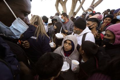 Solicitantes de asilo reciben comida en Tijuana, en febrero de este año.