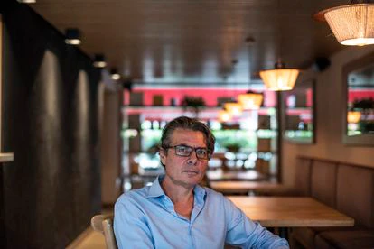 Alejandro Gaviria, rector de la Universidad de Los Andes y autor de 'Otro fin del mundo es posible', en un café de Bogotá.