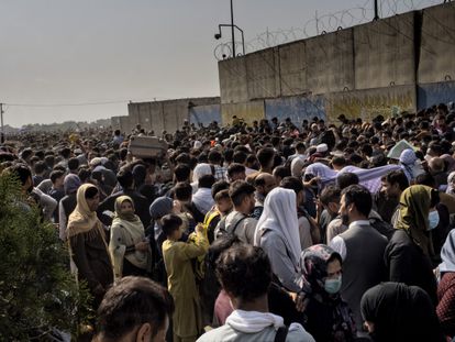 Millares de afganos esperan en los alrededores del aeropuerto de Kabul.