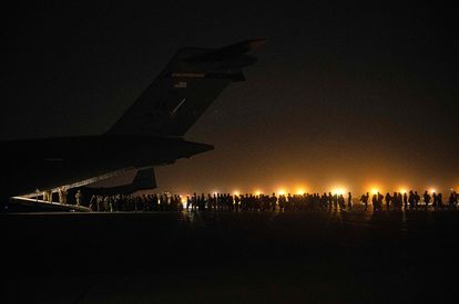 Civiles afganos evacuados por las tropas de EE UU, este jueves en un lugar sin identificar, en una imagen proporcionado por el Pentágono.