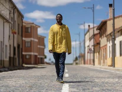 Bazie pasea por el pueblo donde reside, Quintana Redonda. Luce una camisa de Burkina Faso que se suele vestir en ocasiones especiales.