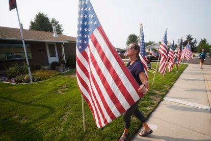 Banderas estadounidenses ante la casa de uno de los militares muertos en el atentado de Kabul, este viernes en Sandy (Utah).