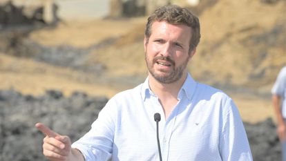 Pablo Casado durante una visita a las zonas afectadas por los incendios forestales en Ávila el 24 de agosto.