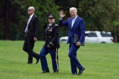 El presidente Joe Biden saluda este lunes a su llegada a Washington desde la residencia de Camp David.