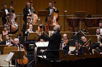 El director húngaro Iván Fischer y algunos integrantes de la Budapest Festival Orchestra durante su concierto en la Sala Argenta, ayer sábado en Santander.