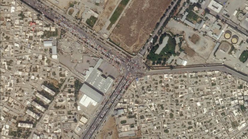 El gran escollo para la evacuación en Kabul, llegar al aeropuerto: “Los talibanes bloquean el paso a los afganos”