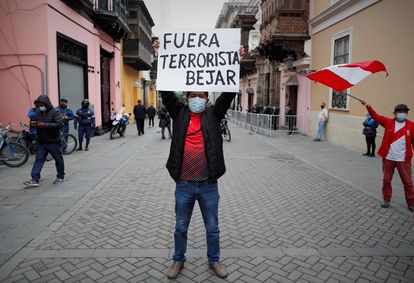Un grupo de personas protesta en contra del canciller peruano, Héctor Bejar, en los exteriores del palacio de Torre Tagle, sede de la Cancillería, este martes en Lima.