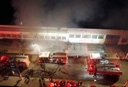 Los bomberos intentan controlar el incendio en uno de los almacenes de la Cinemateca brasileña el 29 de julio en São Paulo.