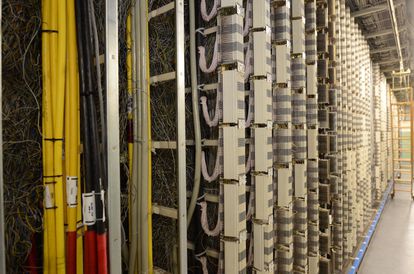 Mazos de cable de cobre en una antigua central de Telefónica.