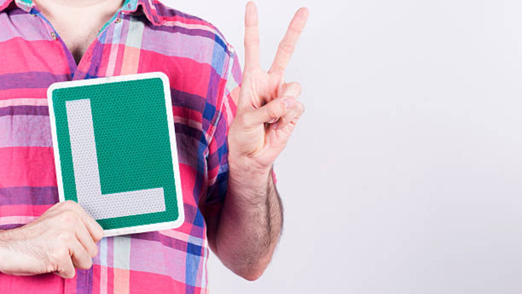 El tiempo que debes llevar la L de conductor novel en el coche