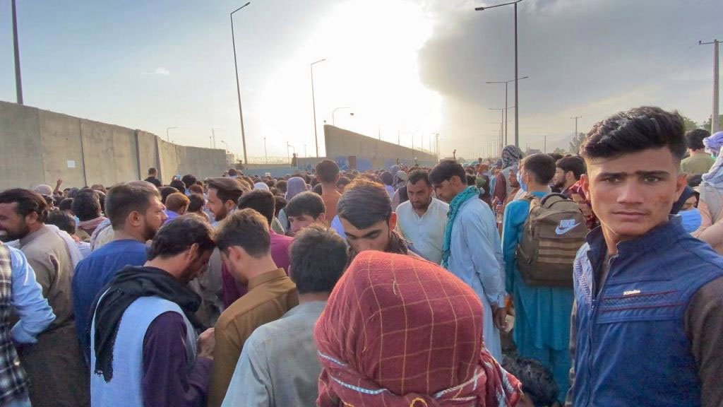 En medio de amenazas, las evacuaciones encaran la recta final en el aeropuerto de Kabul