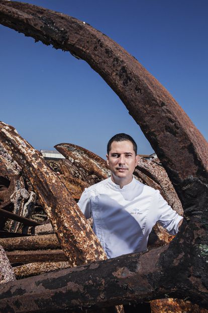 Julio Vázquez, en el cementerio de anclas de Barbate, donde reposan las piezas de la almadraba de año en año.